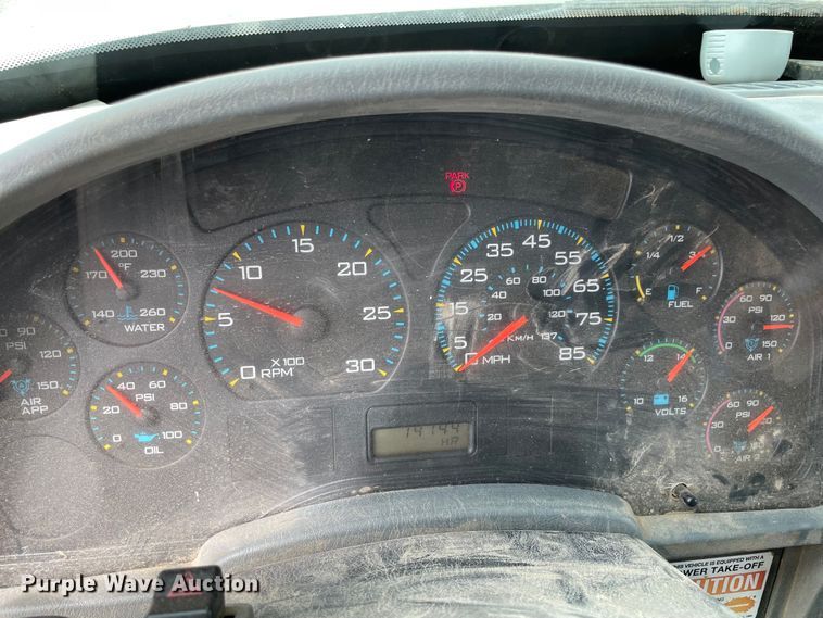 image for item KE9340 2002 International 7400  digger derrick truck