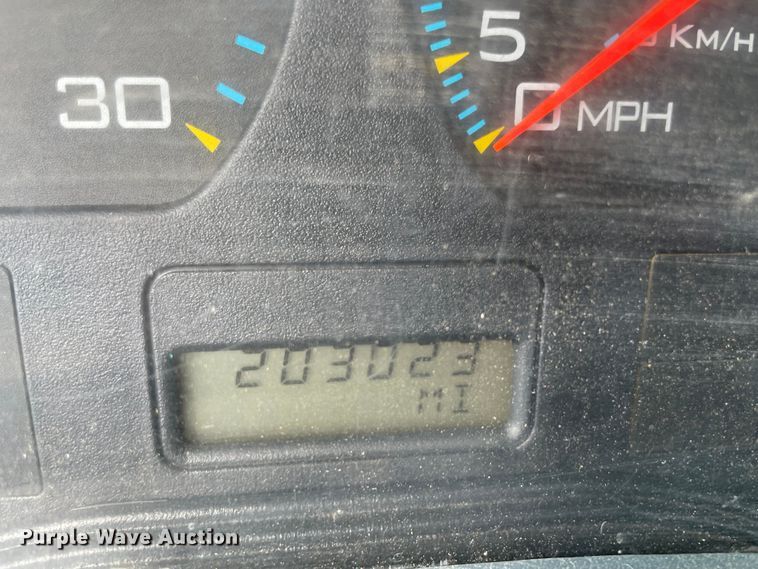 image for item KE9340 2002 International 7400  digger derrick truck