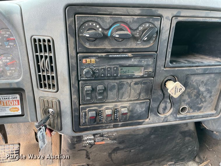 image for item KE9340 2002 International 7400  digger derrick truck