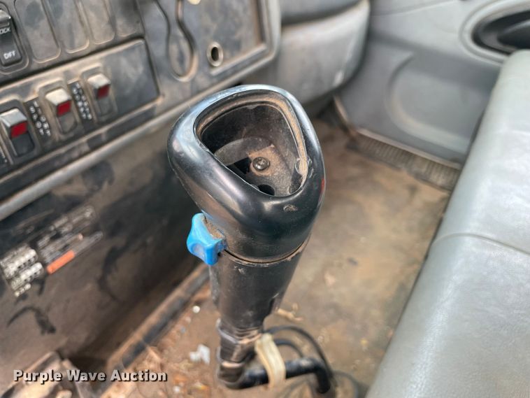 image for item KE9340 2002 International 7400  digger derrick truck