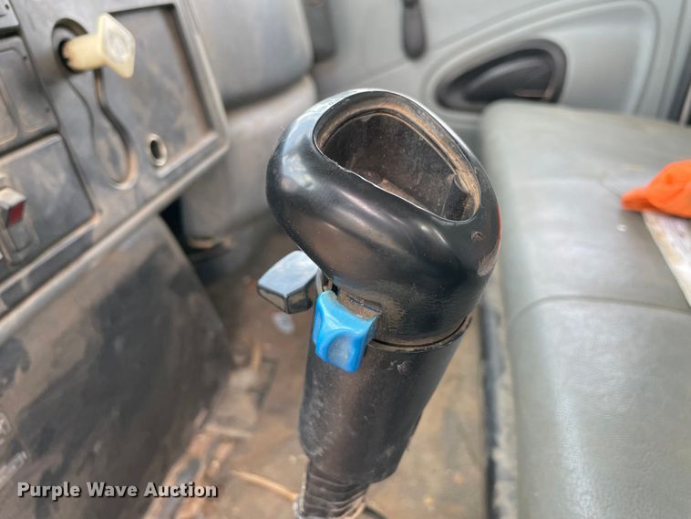 image for item KE9340 2002 International 7400  digger derrick truck