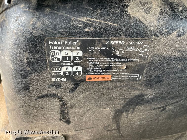 image for item KE9340 2002 International 7400  digger derrick truck