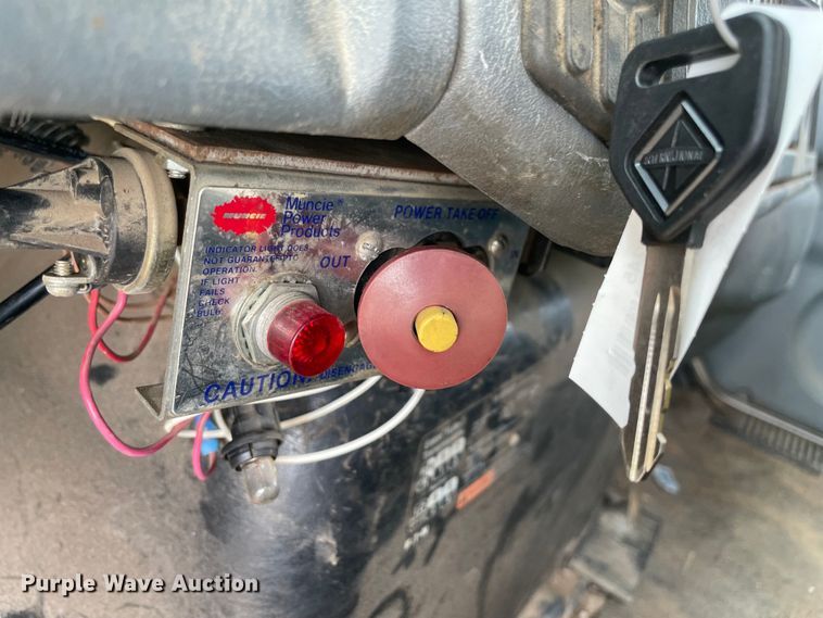 image for item KE9340 2002 International 7400  digger derrick truck