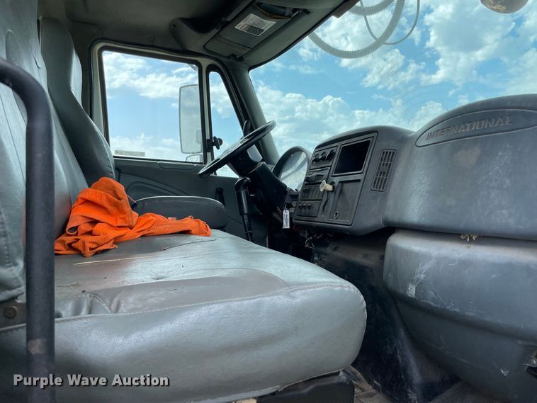 image for item KE9340 2002 International 7400  digger derrick truck