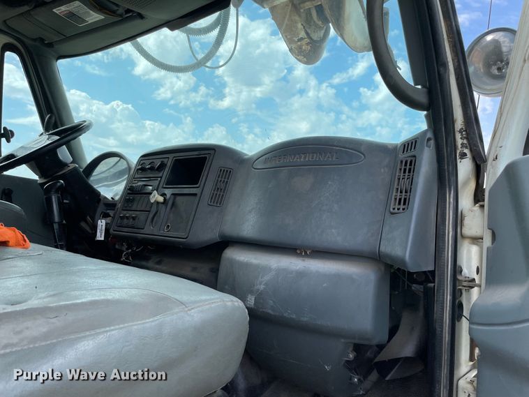 image for item KE9340 2002 International 7400  digger derrick truck