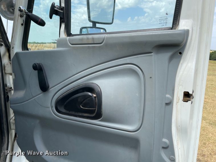 image for item KE9340 2002 International 7400  digger derrick truck