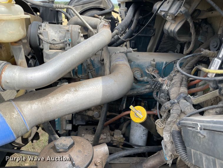 image for item KE9340 2002 International 7400  digger derrick truck