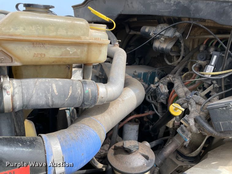 image for item KE9340 2002 International 7400  digger derrick truck