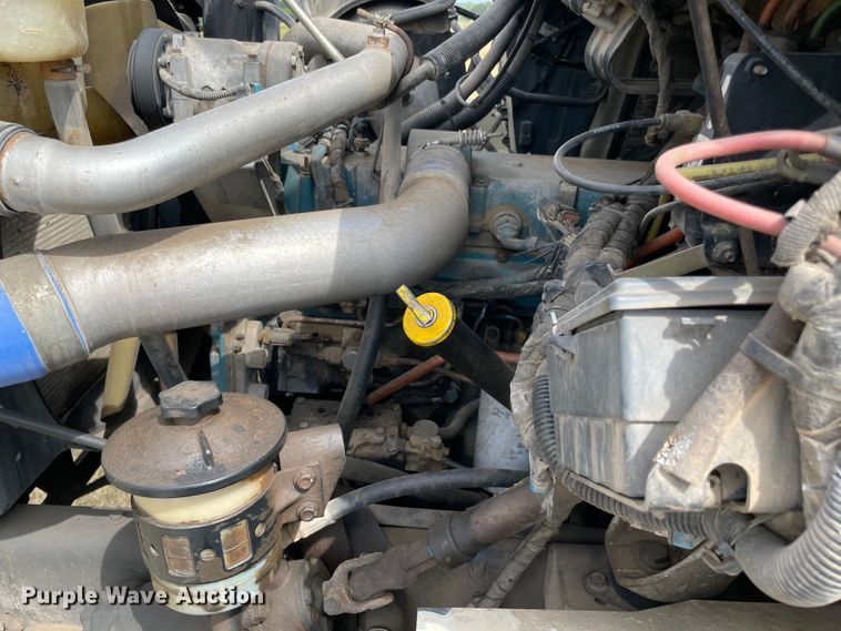 image for item KE9340 2002 International 7400  digger derrick truck