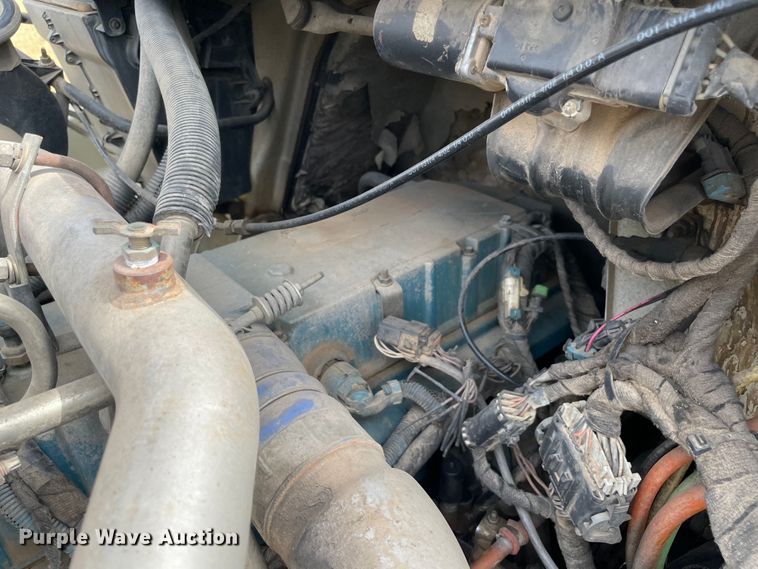 image for item KE9340 2002 International 7400  digger derrick truck