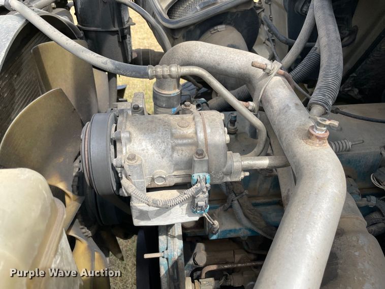 image for item KE9340 2002 International 7400  digger derrick truck