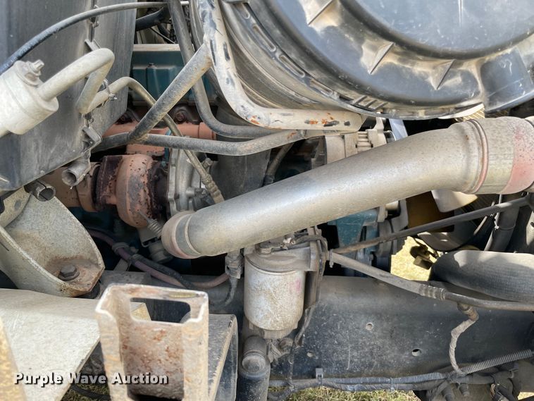 image for item KE9340 2002 International 7400  digger derrick truck