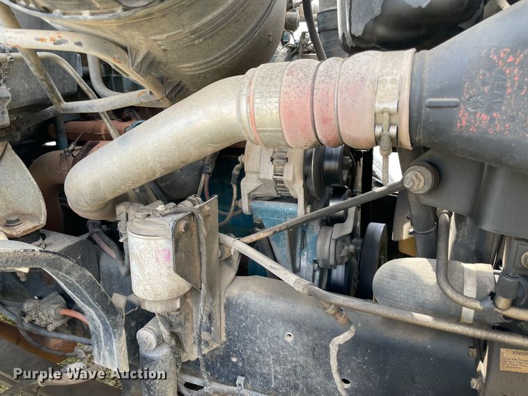 image for item KE9340 2002 International 7400  digger derrick truck