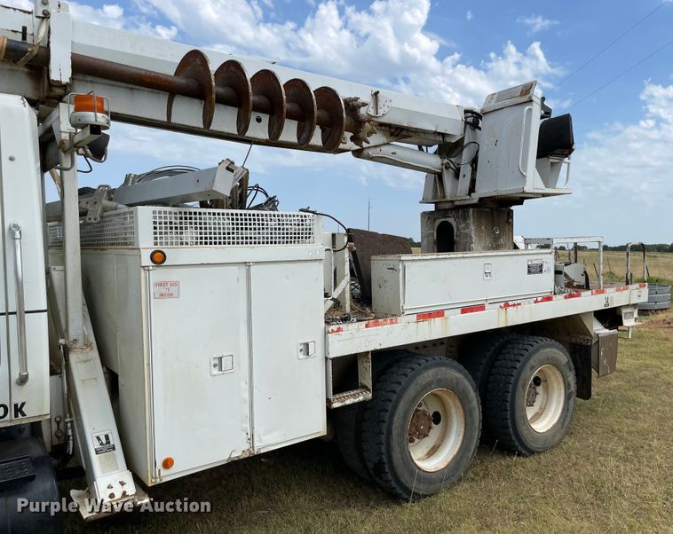 image for item KE9340 2002 International 7400  digger derrick truck