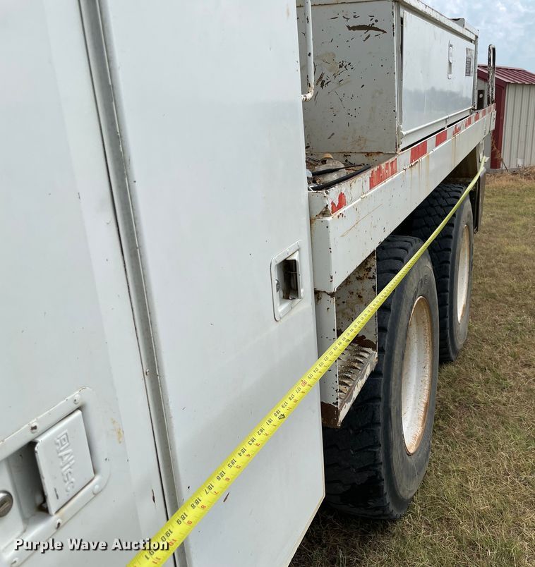 image for item KE9340 2002 International 7400  digger derrick truck