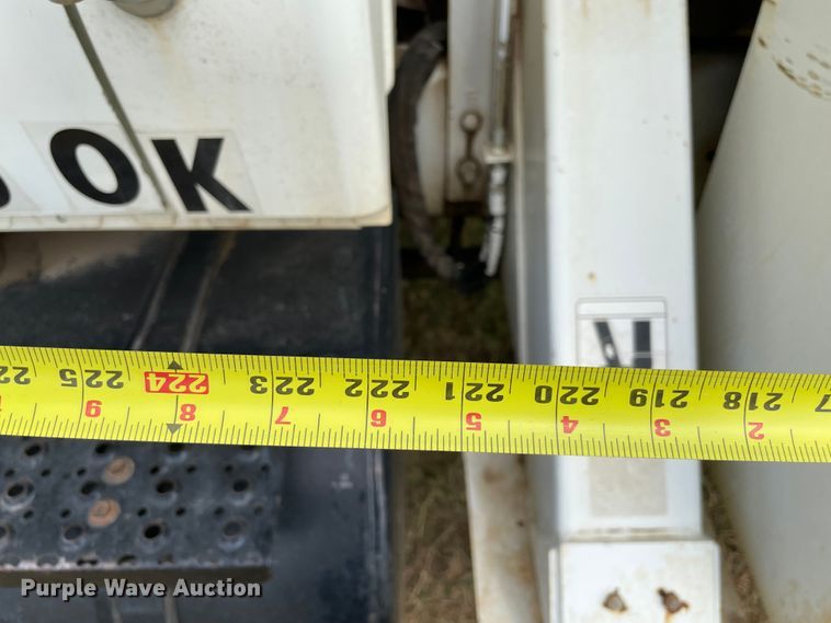 image for item KE9340 2002 International 7400  digger derrick truck