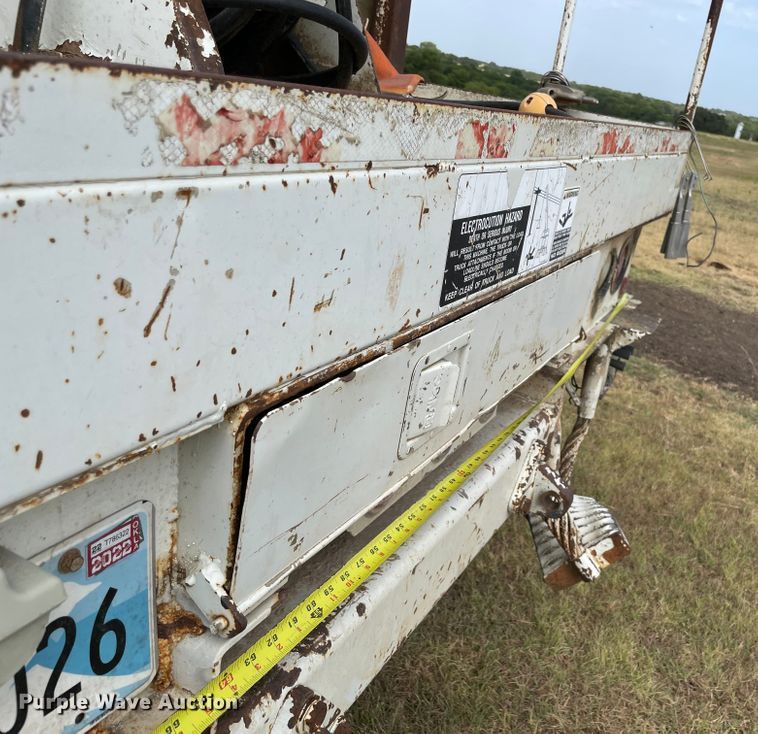 image for item KE9340 2002 International 7400  digger derrick truck