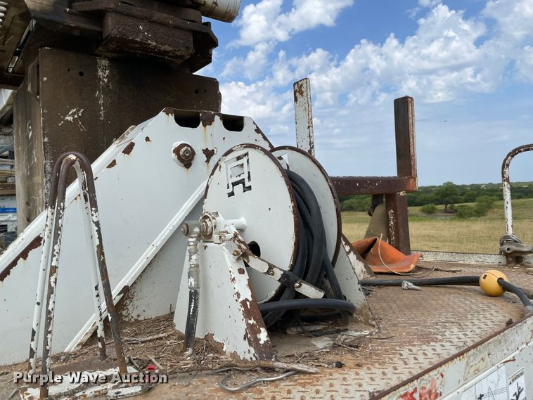 image for item KE9340 2002 International 7400  digger derrick truck