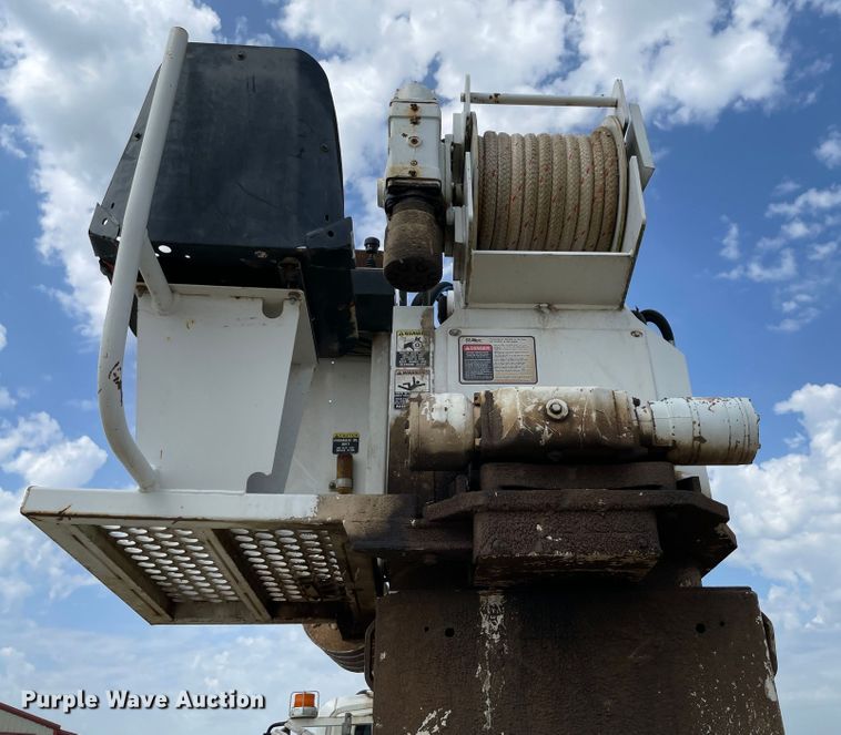 image for item KE9340 2002 International 7400  digger derrick truck