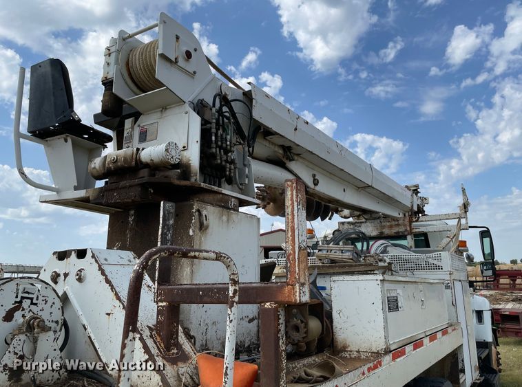 image for item KE9340 2002 International 7400  digger derrick truck