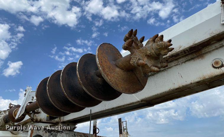 image for item KE9340 2002 International 7400  digger derrick truck