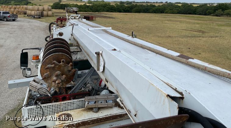 image for item KE9340 2002 International 7400  digger derrick truck