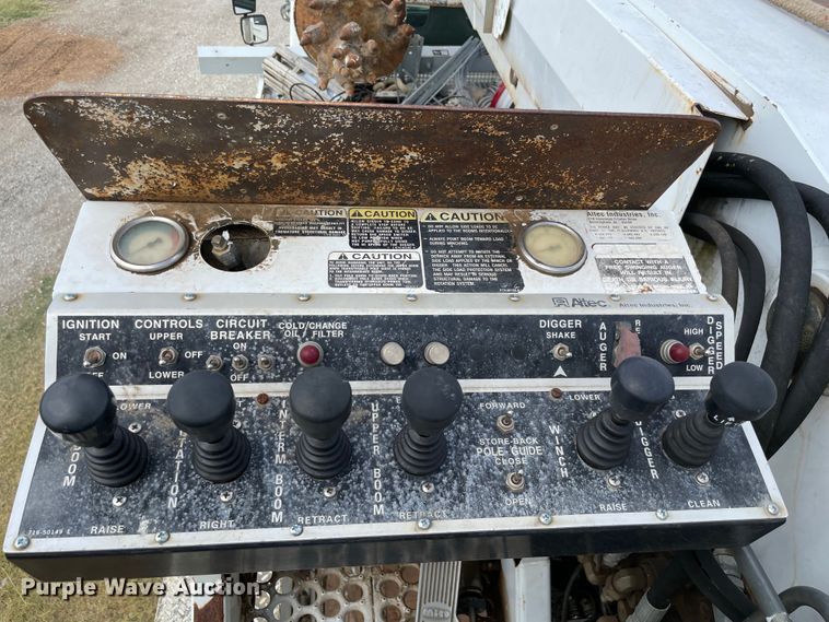 image for item KE9340 2002 International 7400  digger derrick truck