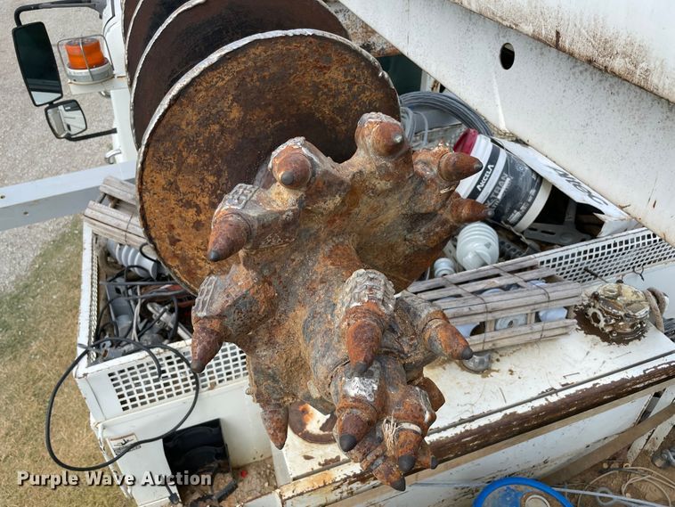 image for item KE9340 2002 International 7400  digger derrick truck