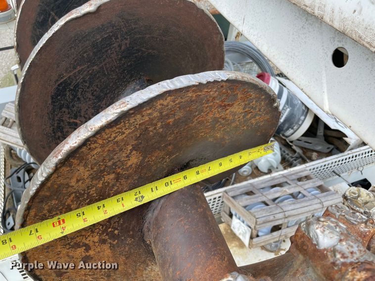 image for item KE9340 2002 International 7400  digger derrick truck