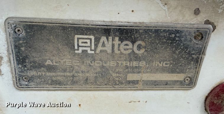 image for item KE9340 2002 International 7400  digger derrick truck