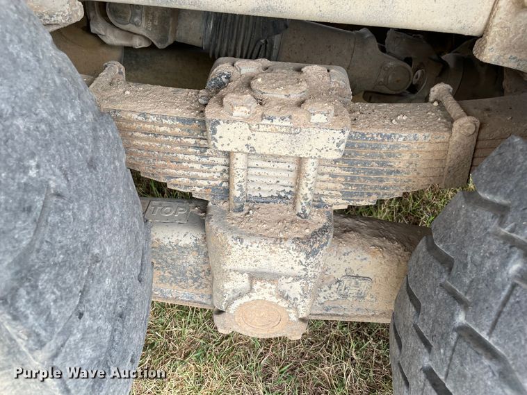 image for item KE9340 2002 International 7400  digger derrick truck