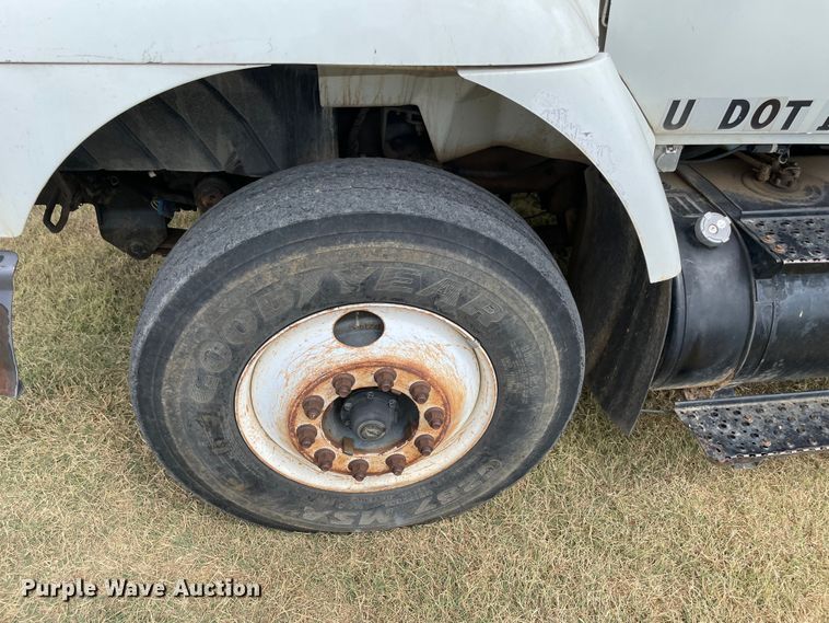 image for item KE9340 2002 International 7400  digger derrick truck