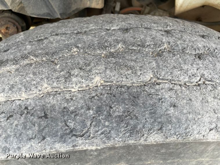 image for item KE9340 2002 International 7400  digger derrick truck