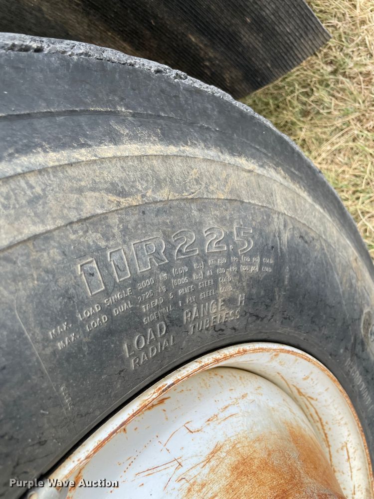 image for item KE9340 2002 International 7400  digger derrick truck