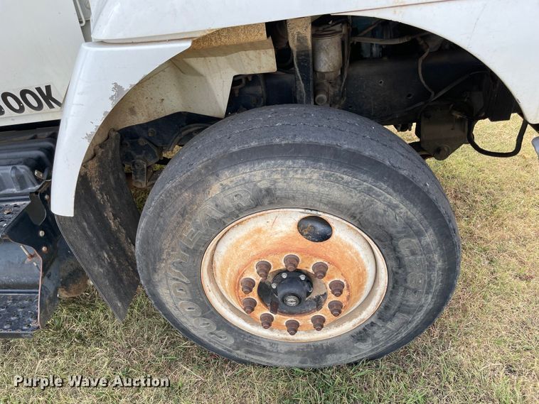 image for item KE9340 2002 International 7400  digger derrick truck