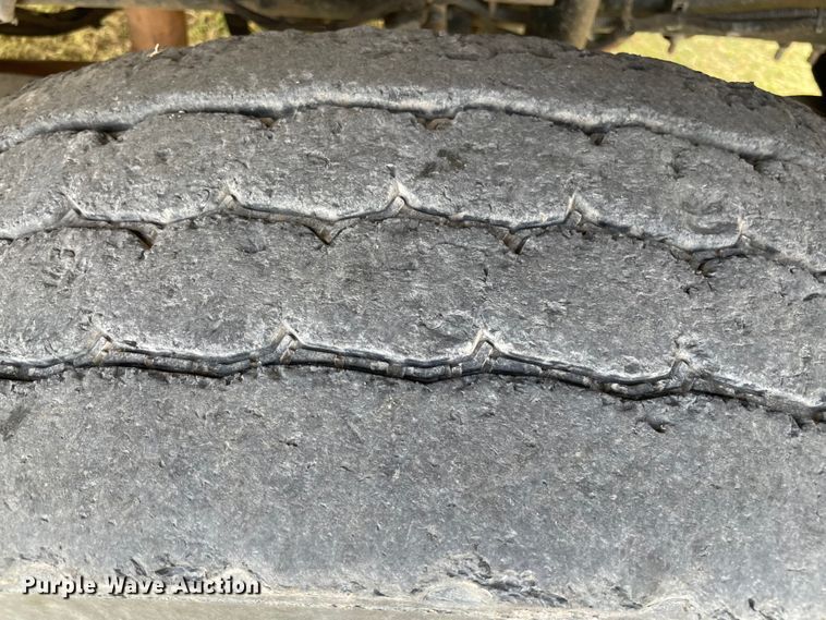 image for item KE9340 2002 International 7400  digger derrick truck