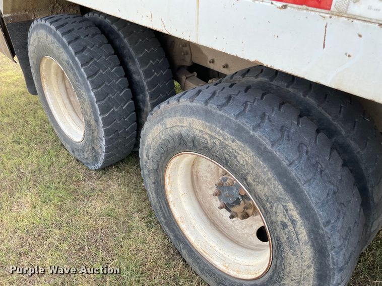 image for item KE9340 2002 International 7400  digger derrick truck