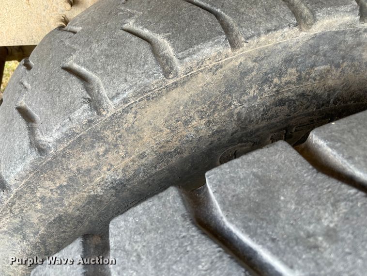 image for item KE9340 2002 International 7400  digger derrick truck