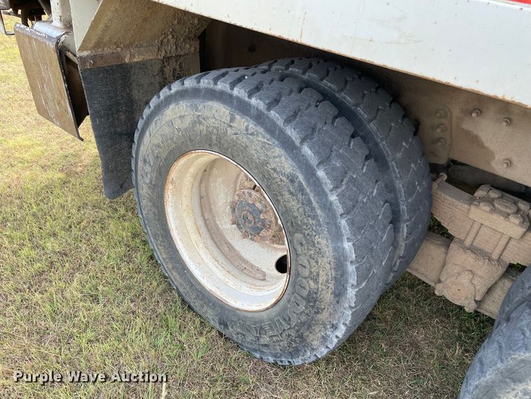 image for item KE9340 2002 International 7400  digger derrick truck