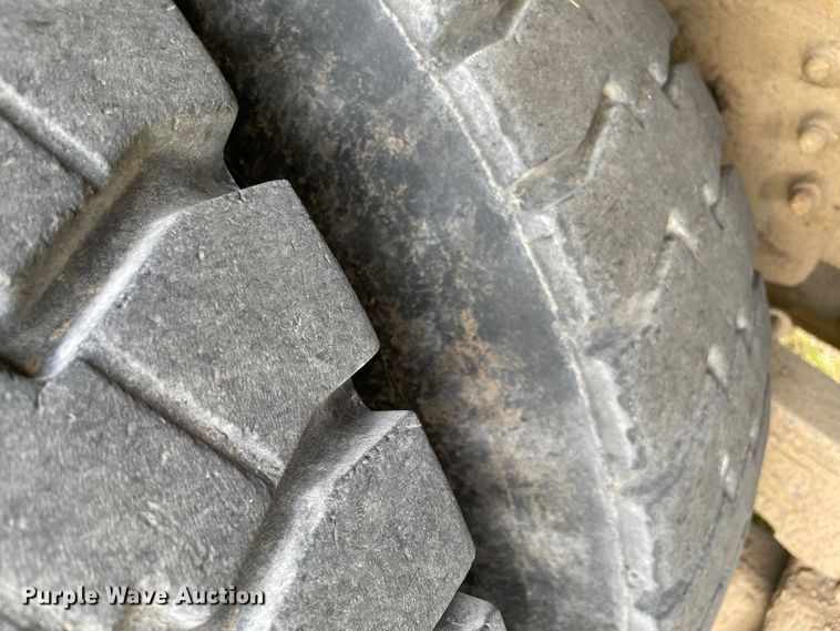 image for item KE9340 2002 International 7400  digger derrick truck