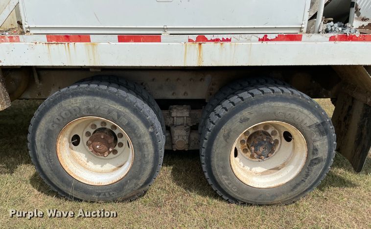 image for item KE9340 2002 International 7400  digger derrick truck