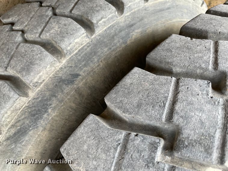 image for item KE9340 2002 International 7400  digger derrick truck