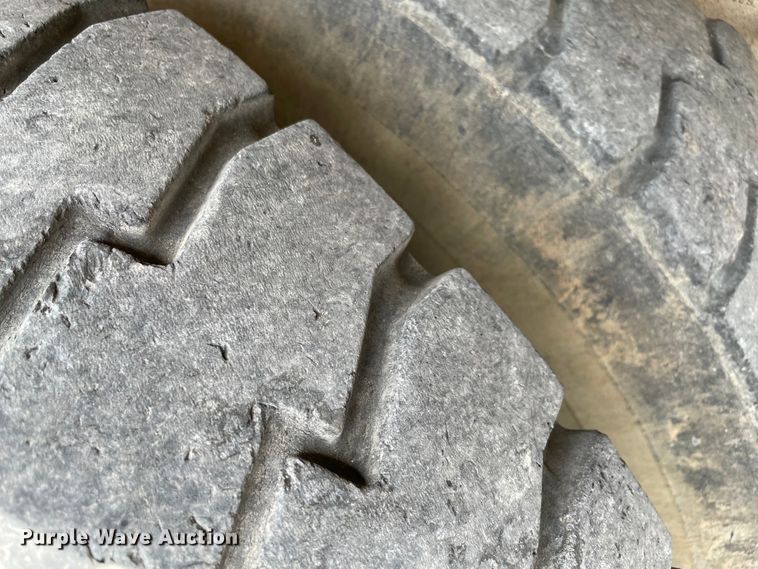 image for item KE9340 2002 International 7400  digger derrick truck