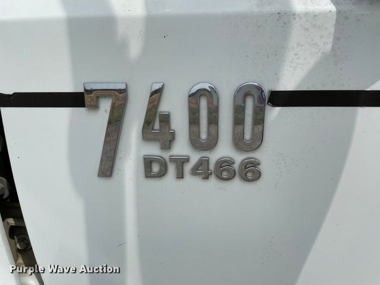 image for item KE9340 2002 International 7400  digger derrick truck