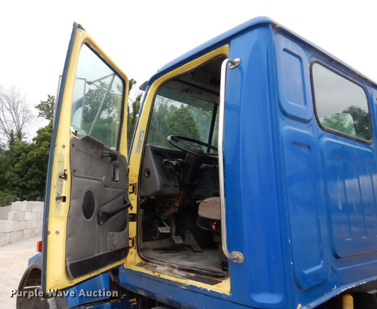 image for item KF9604 2001 Western Star 4964FX  ready mix truck