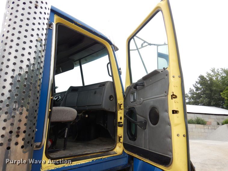 image for item KF9604 2001 Western Star 4964FX  ready mix truck