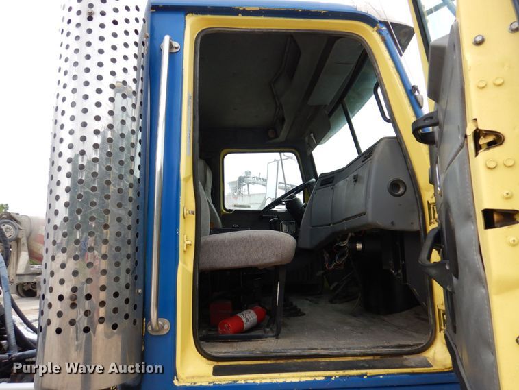 image for item KF9604 2001 Western Star 4964FX  ready mix truck