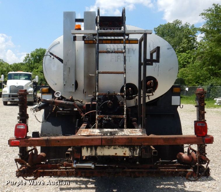 image for item KR9315 1995 Ford F800  asphalt tack distributor truck