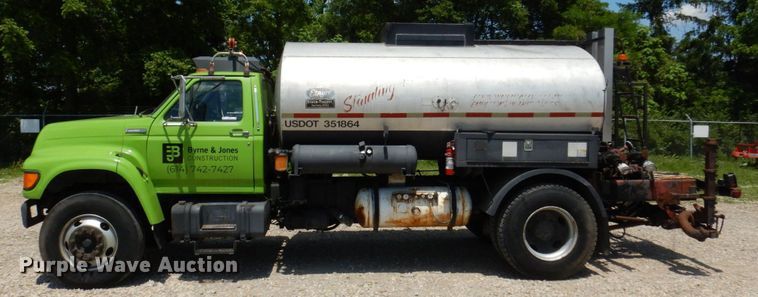 image for item KR9315 1995 Ford F800  asphalt tack distributor truck