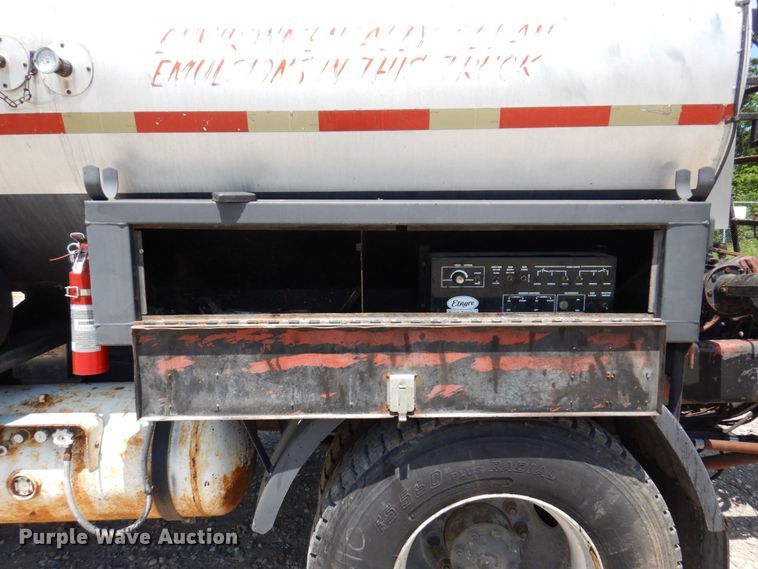 image for item KR9315 1995 Ford F800  asphalt tack distributor truck